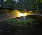 Samołówka wywieszona nad lustrem wody Drawy na moście koło Moczeli (fot. A. Łabędzki)..jpg